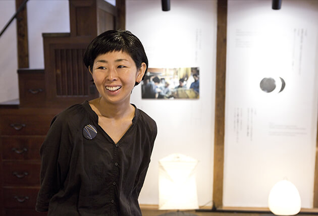 The rings with many incisions are made from the wood of egonoki trees in the Nagara River basin